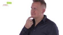 Március